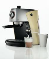 Новинка от итальянского лидера домашних кофемашин Saeco Nina Plus Cappuccino (Саеко Нина Плюс Капучино). Инновационный дизайн в сочетании с технологиями предлагают прогрессивные решения: в новой линии кофеварок Вы можете использовать большие чашки, так как высота от носиков холдера до поддона теперь 100 мм ( по сравнению с 65 мм в более ранних моделях). Cам поддон – съемный, его можно установить в 2-е положение, для уменьшения высоты.