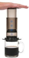 Aeropress (Аэропресс) - это ручная кофеварка для быстрого и удобного приготовления насыщенного фильтр-кофе. Аэропресс состоит из прозрачного полимерного цилиндра с держателем для бумажного фильтра и полимерного поршня.